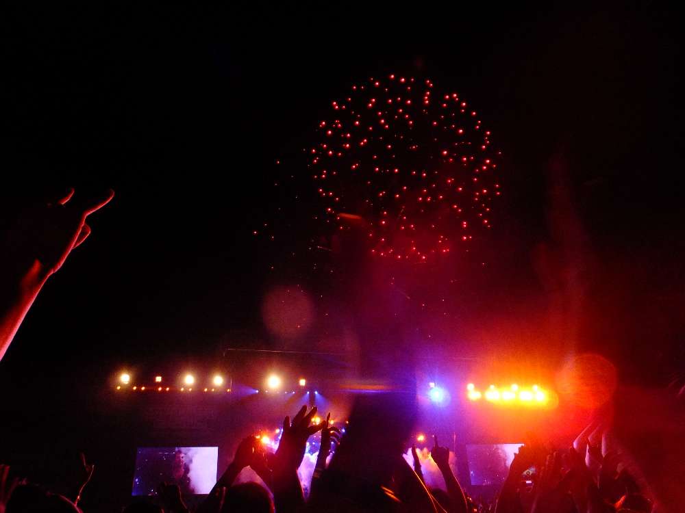 花火の間もずっと演奏が続いていた。