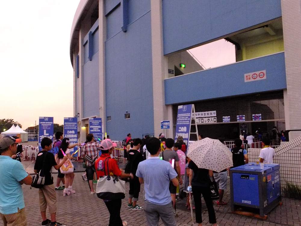 前座のももいろクローバーZのファンが会場に入らずに声援。