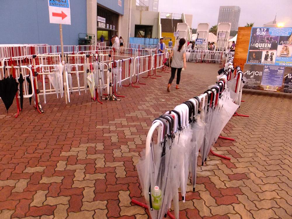 会場内に持ち込めないビニール傘はそのまま使い捨てられるとみられる。