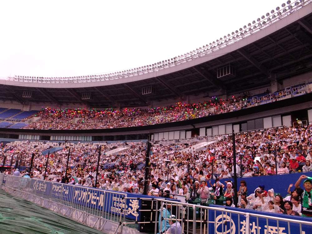 2階席にももいろクローバーZのファンが集まっている。