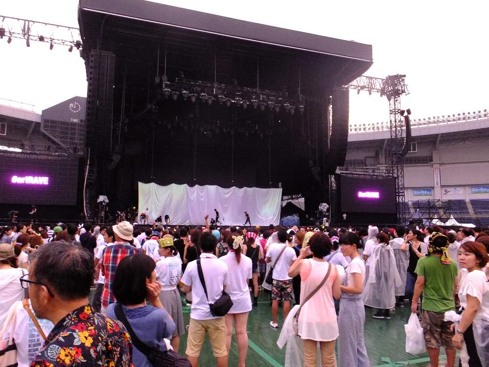 前座のももいろクローバーZが終演。