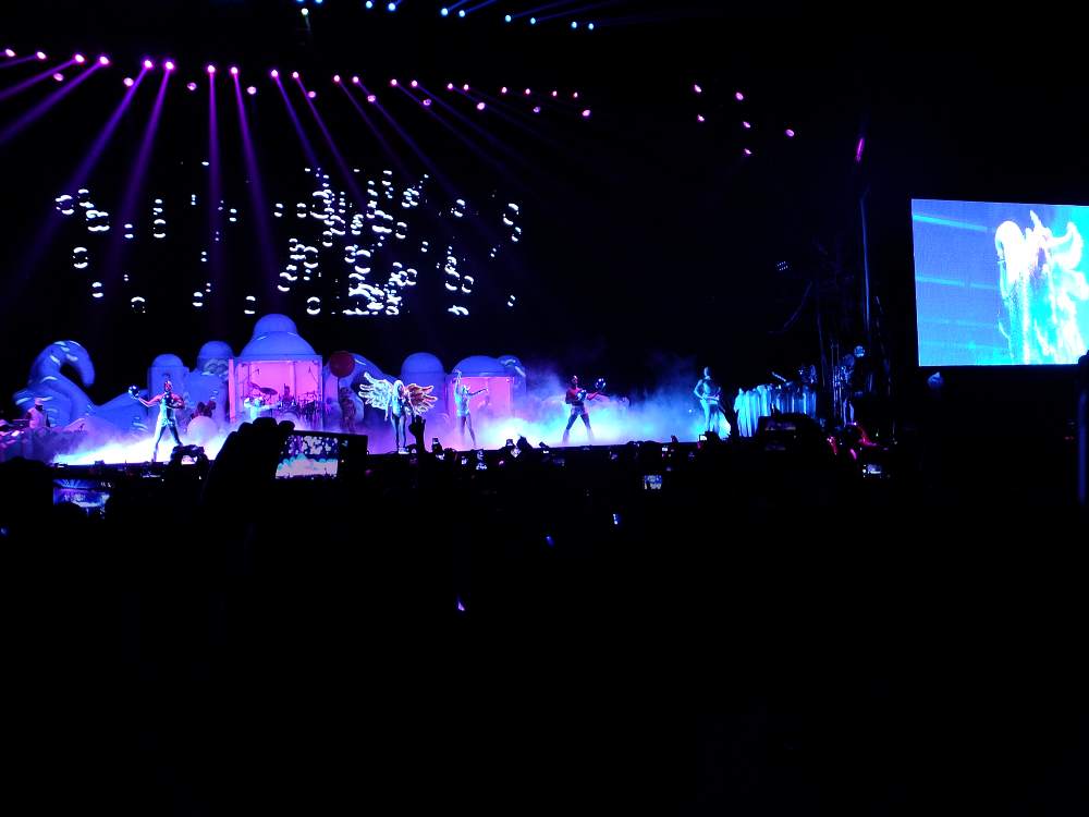 衣装は頻繁に変わる。