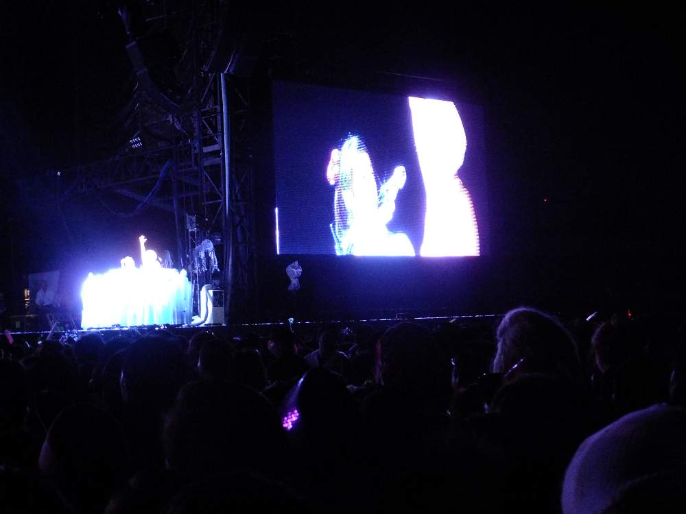 北海道から来たという少女がステージに上げられていた。