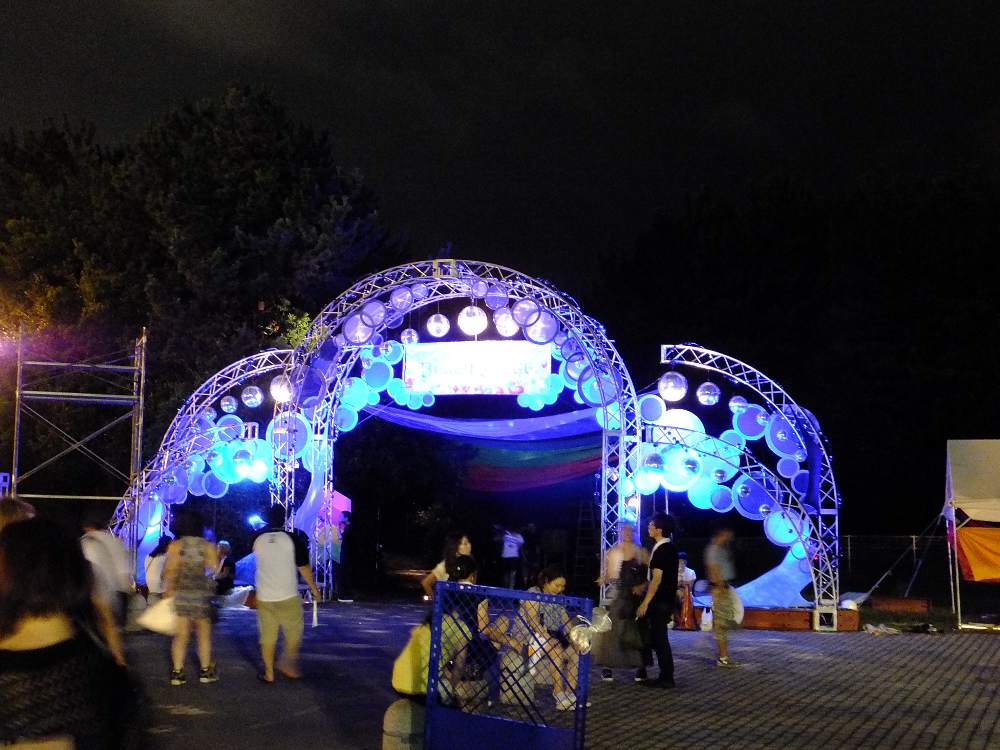 サマーソニックのビーチステージ入り口は既に設営済み。