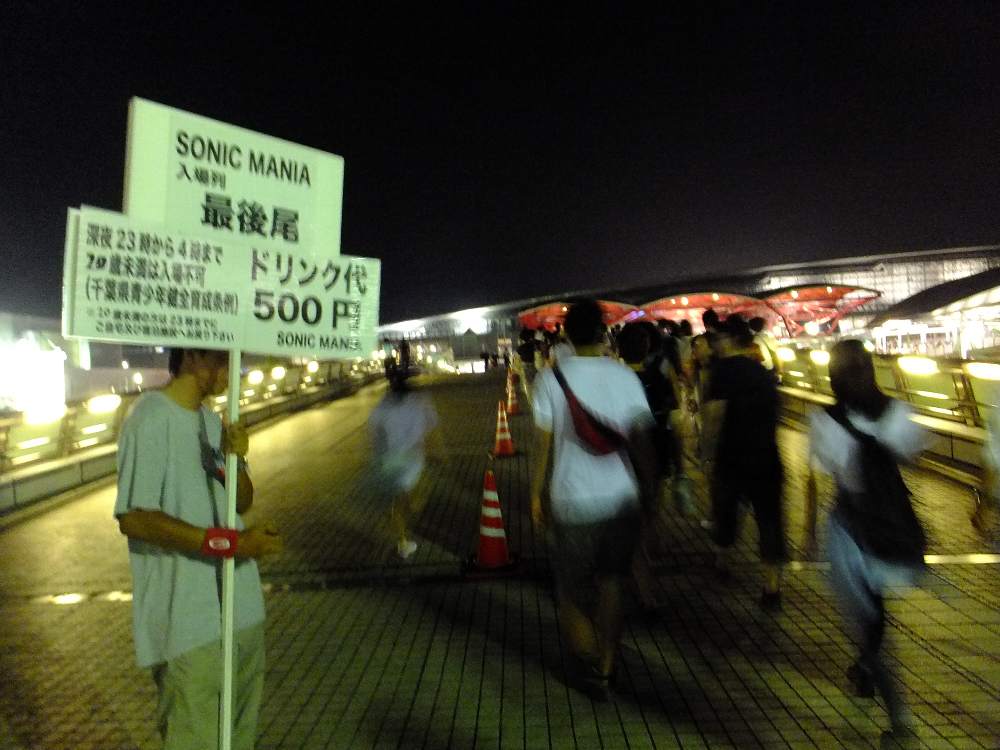 そのまま幕張メッセの2階入場口に通じる。