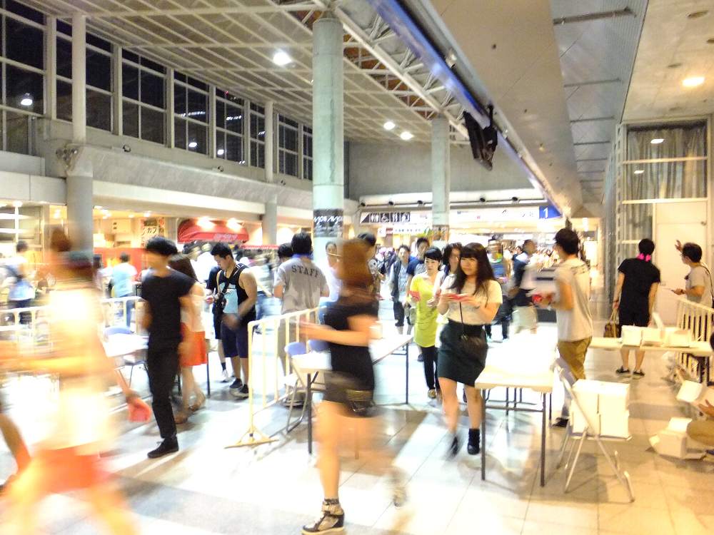 3Dメガネの配布。