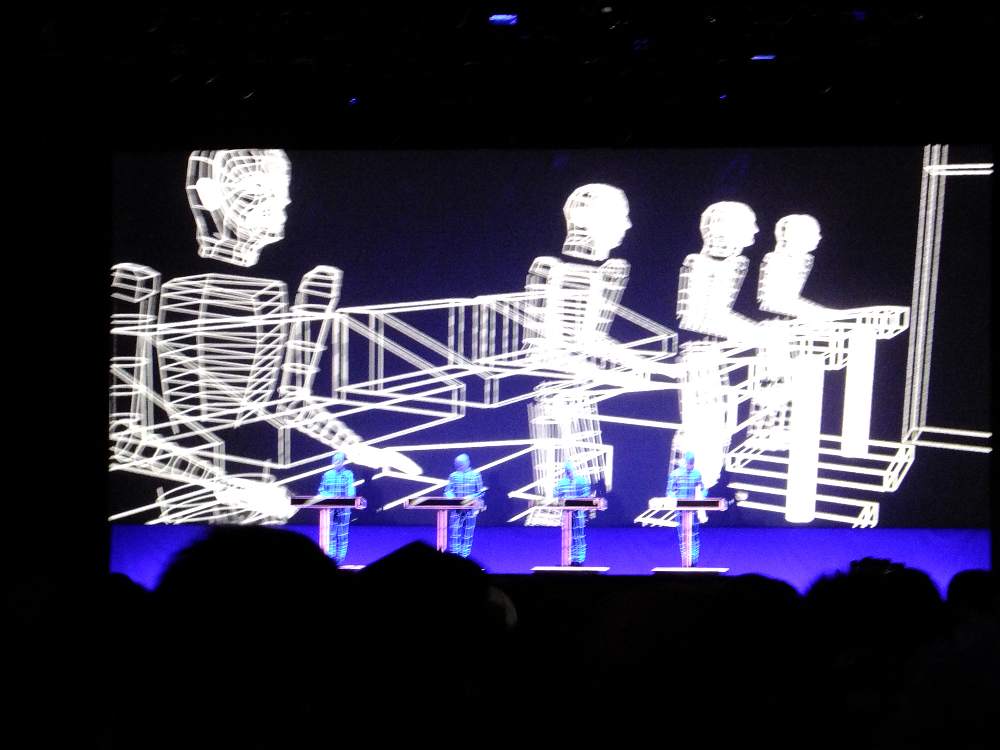 単独公演に比べ、「アウトバーン」は曲が短くなっていた。「ツール・ド・フランス」や「ヨーロッパ特急」はそのまま使われていたか。