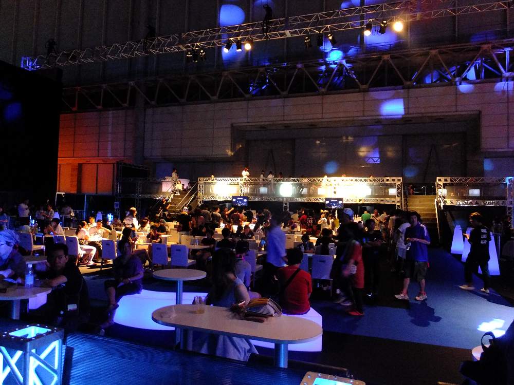 テーブル、いす付き。