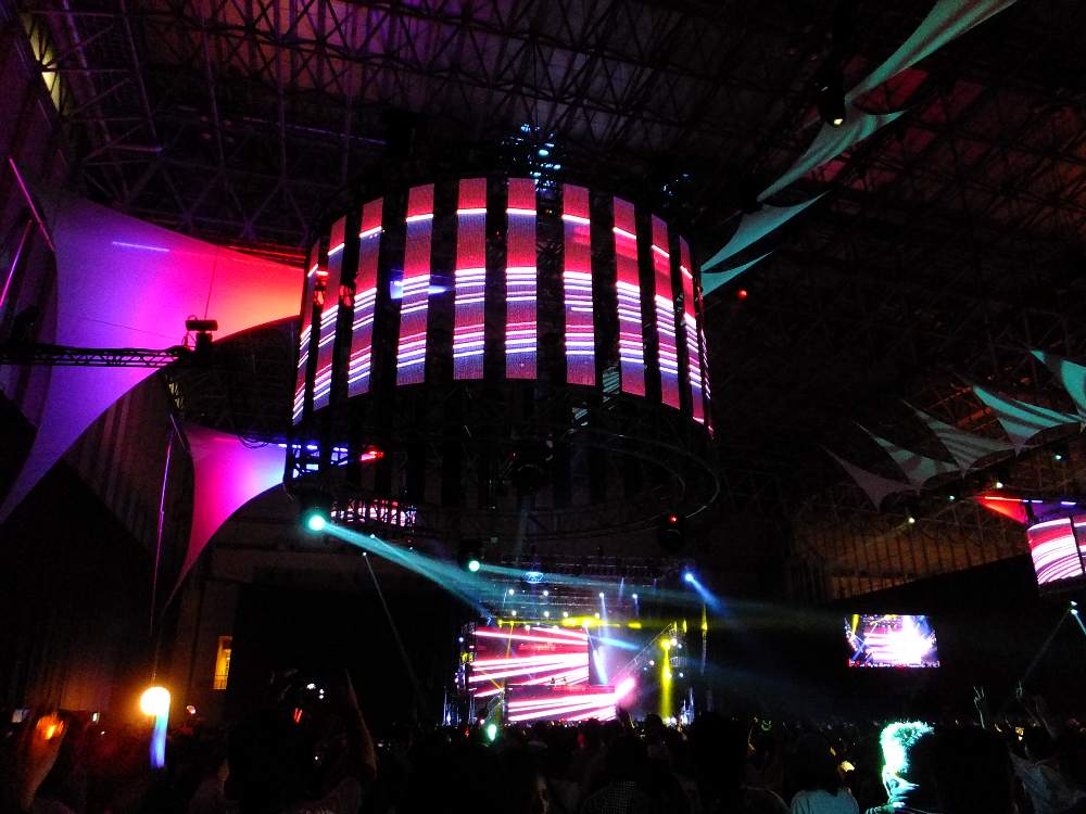 照明や映像も派手だった。