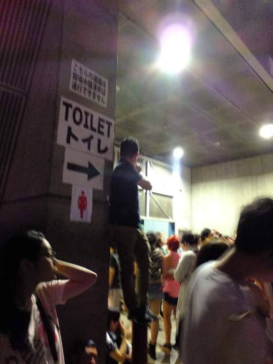 奥が外側からの入り口。