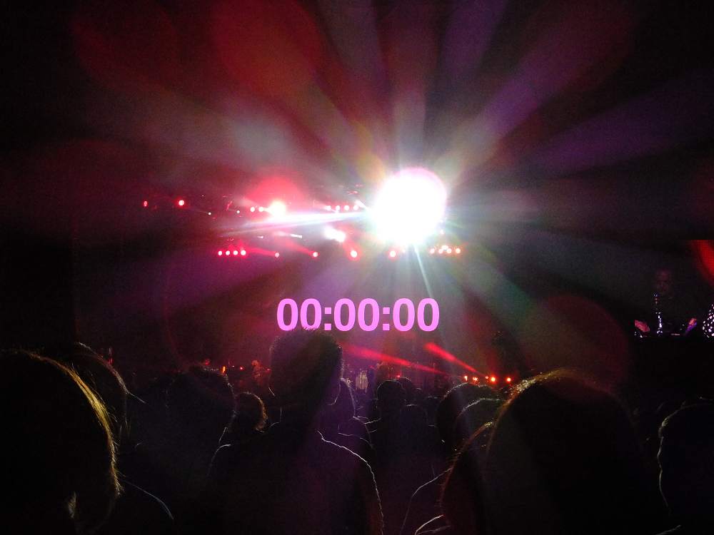 カウントダウンして0になったところだが、特に仕掛けはなく曲のタイミングに合わせただけだった。