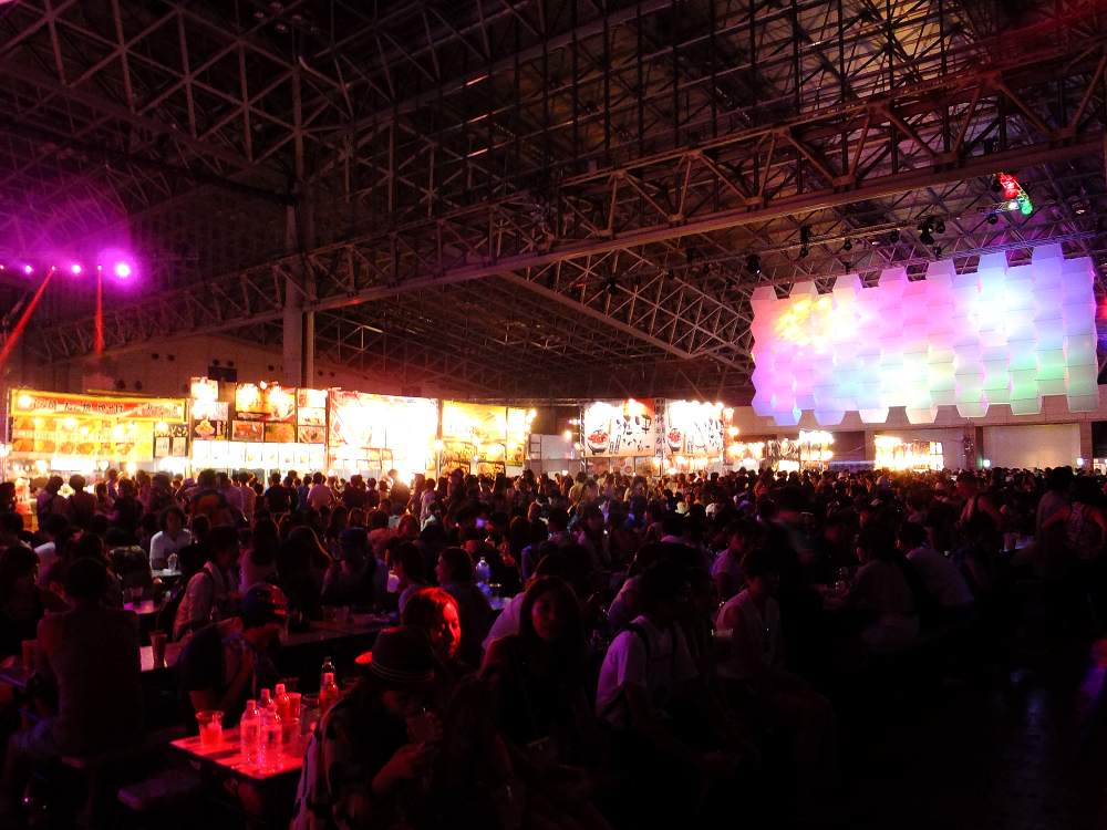 ソニックマニアの飲食店スペース。午前3時ごろ。