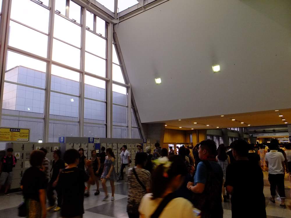 幕張メッセの通路。午前5時ごろ。