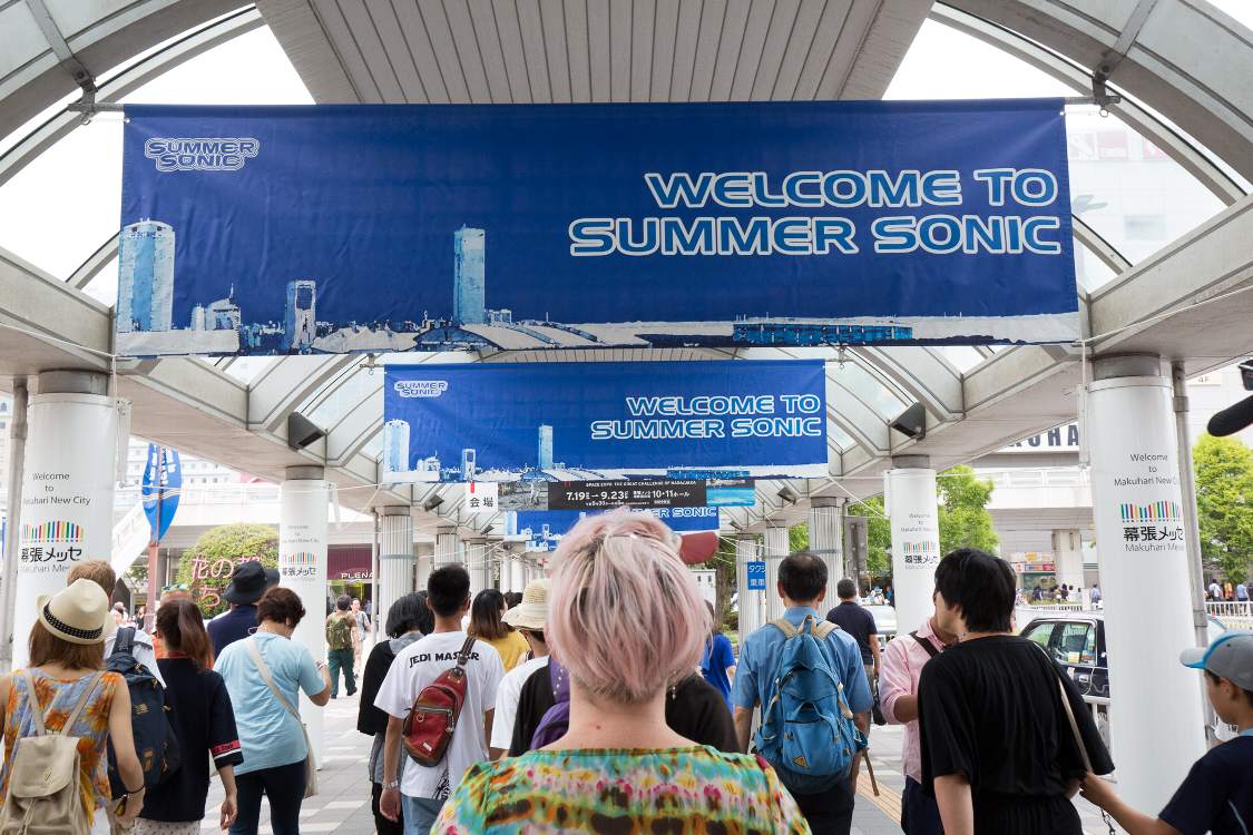 海浜幕張駅前。