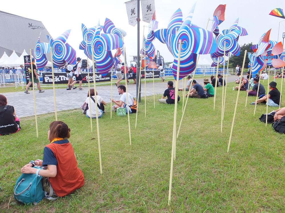 ライブオンザロード前。この周辺だけ休憩する人が多い。