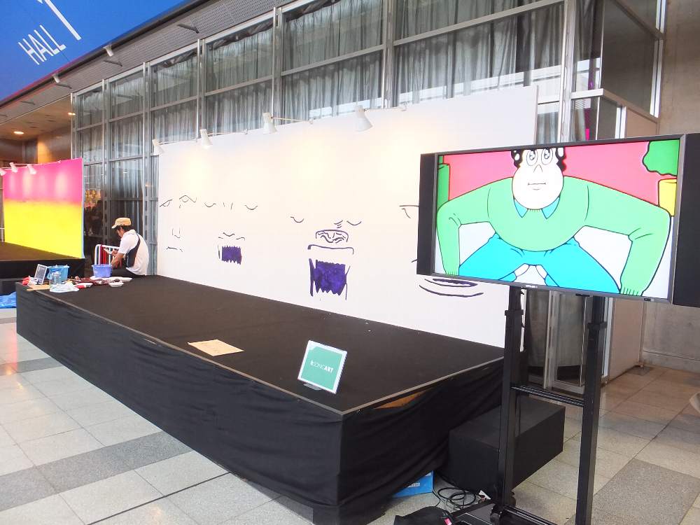 幕張メッセ通路のソニッカート。制作途中。