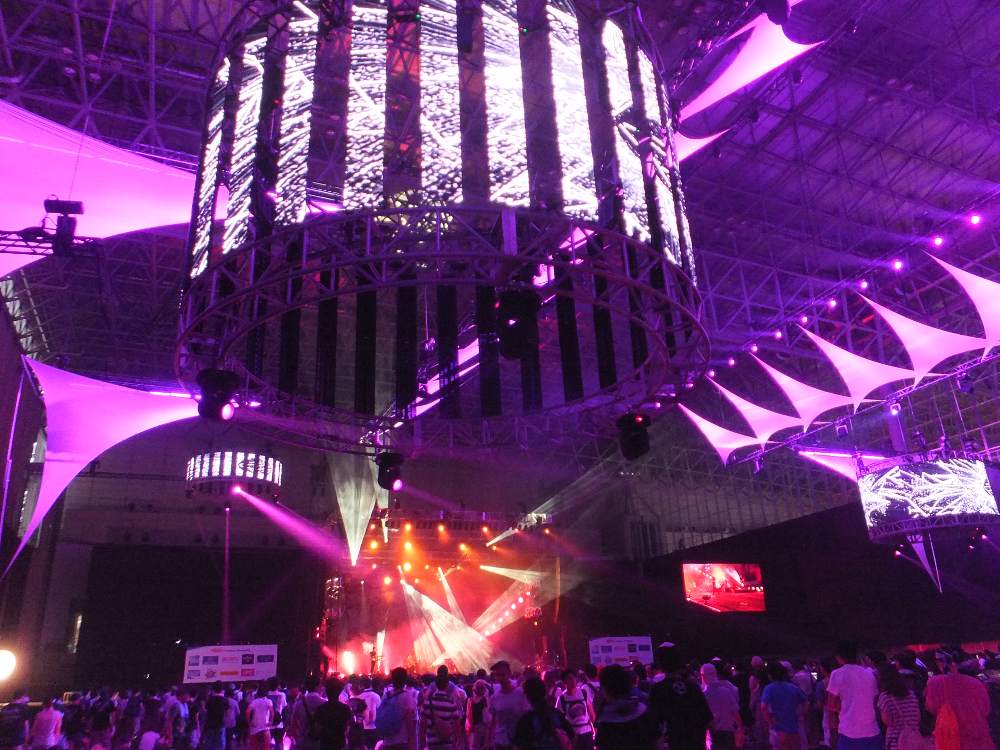 円形のパネルが映像ディスプレーになっている。