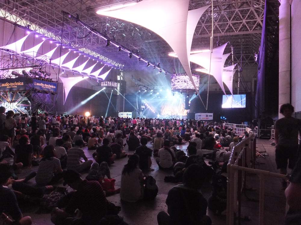 後方は座っている人が多い。