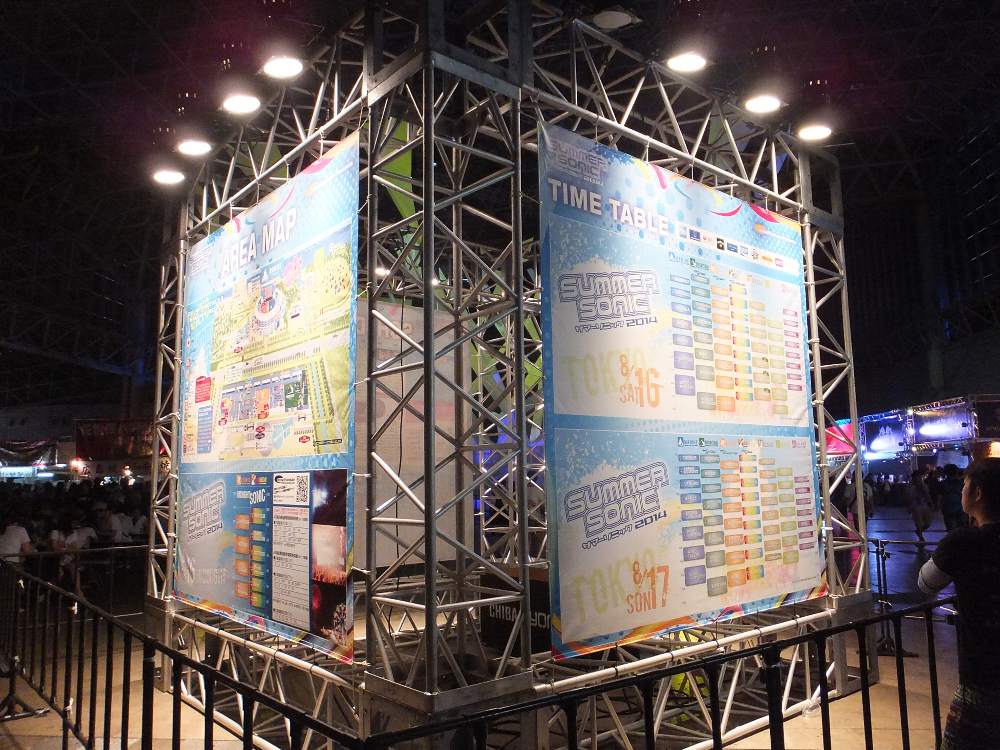 柵で囲われたタイムテーブル、会場地図等。