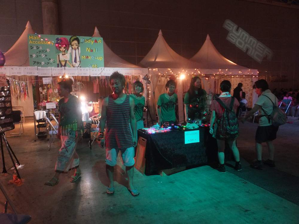 ヘアアクセサリー等のテント。