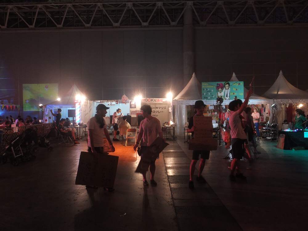 客の呼び込みをする人。