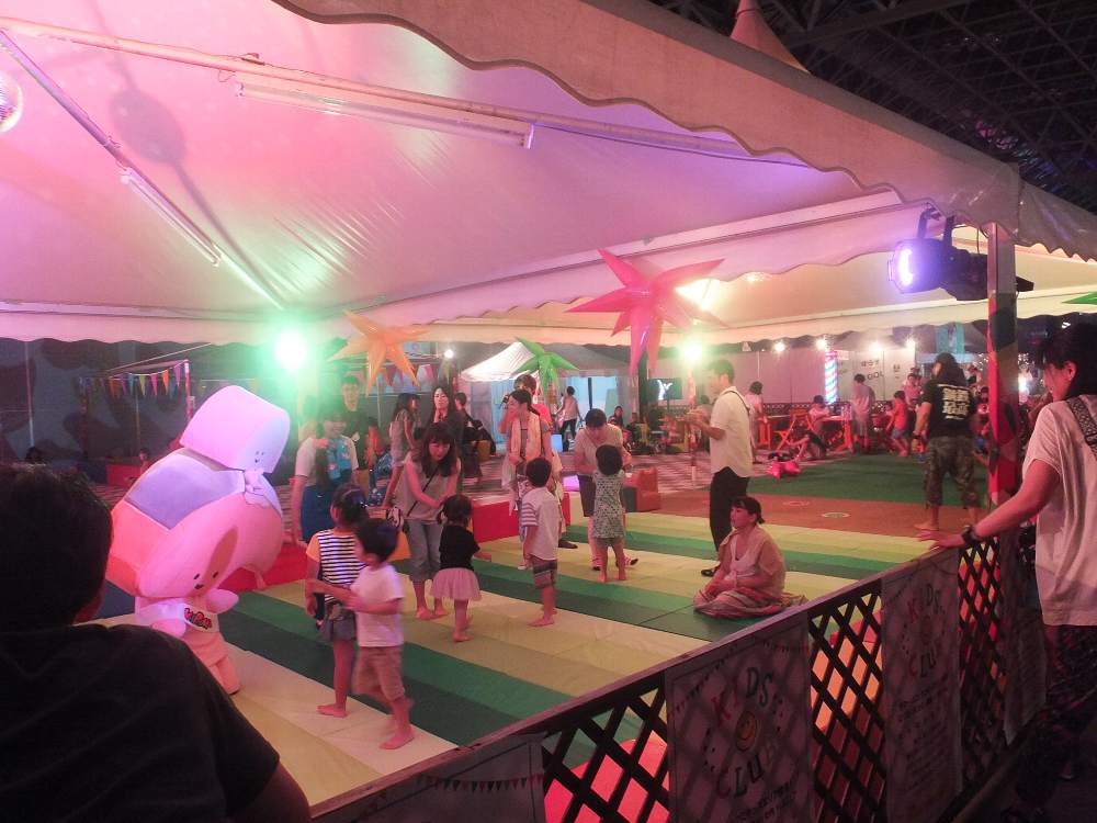 屋内ではあるがテントがある。