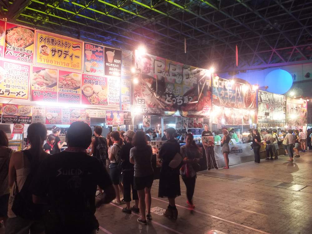 幕張メッセ内の飲食店の列。