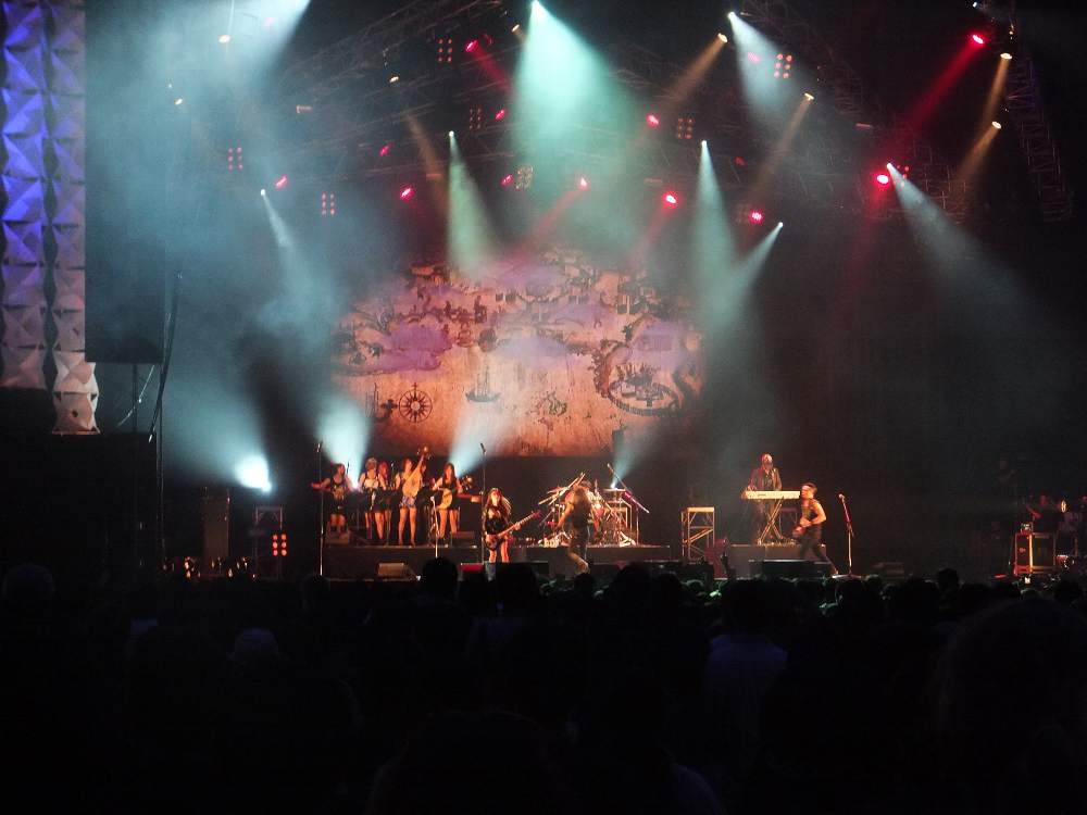 民俗楽器奏者が参加。