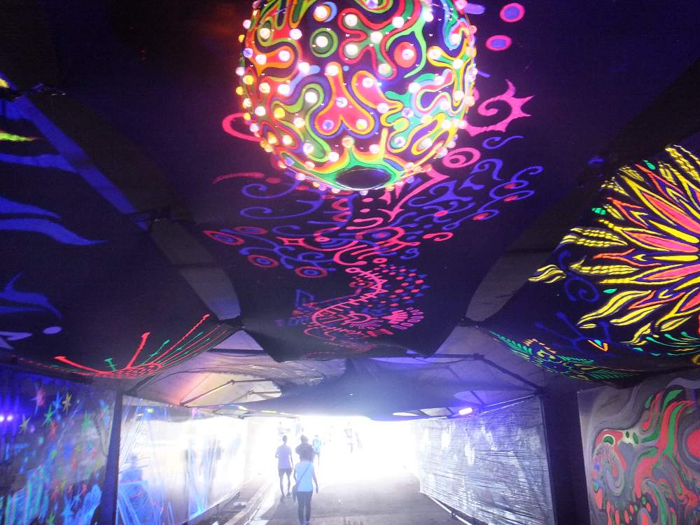 蛍光塗料のアートがあった。