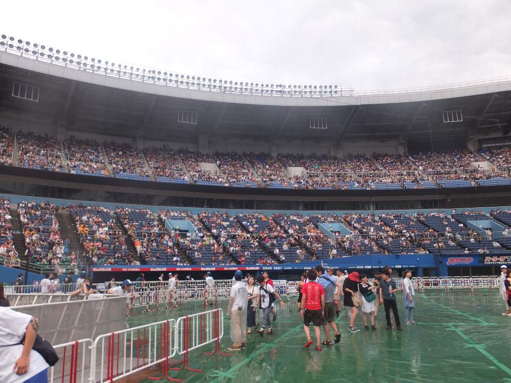 屋根のある3階席の方が人が多い。