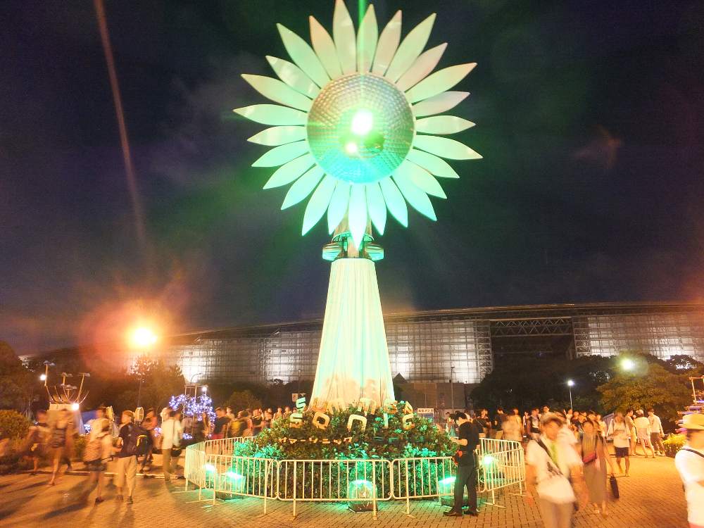 夏なのでひまわりをイメージしているとみられる。