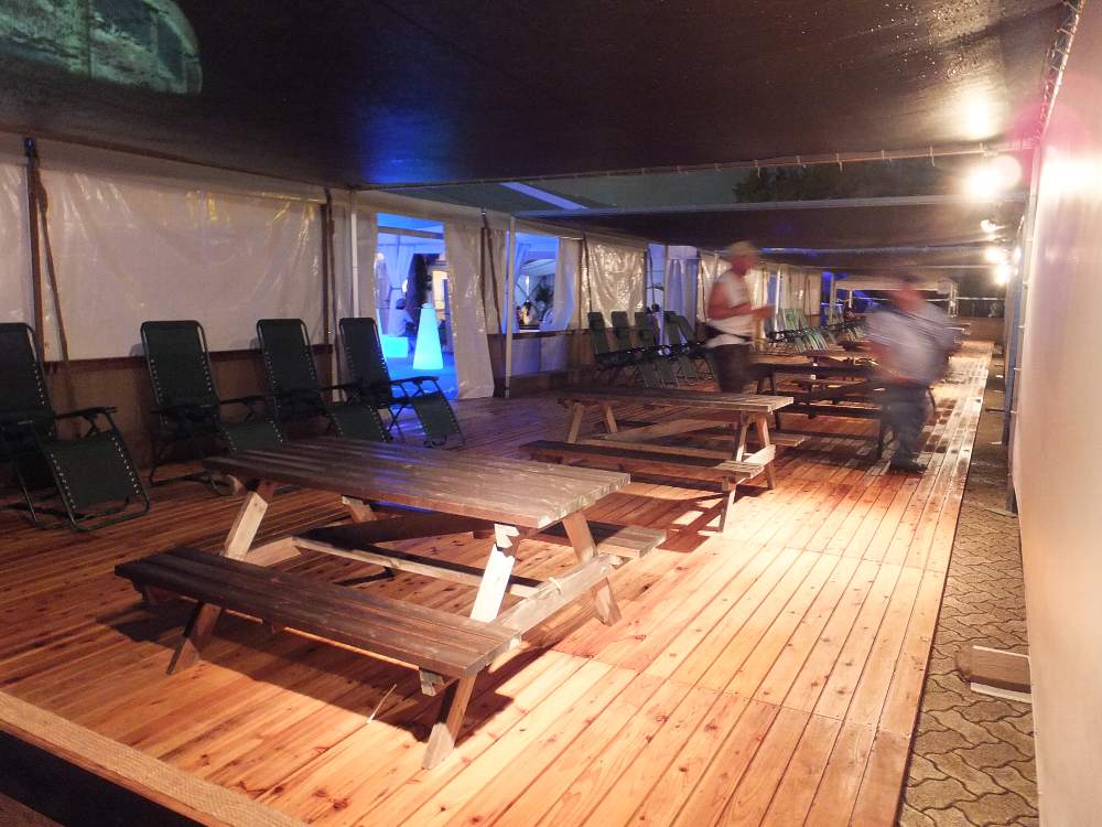 オートキャンプ場のような木製テーブル。