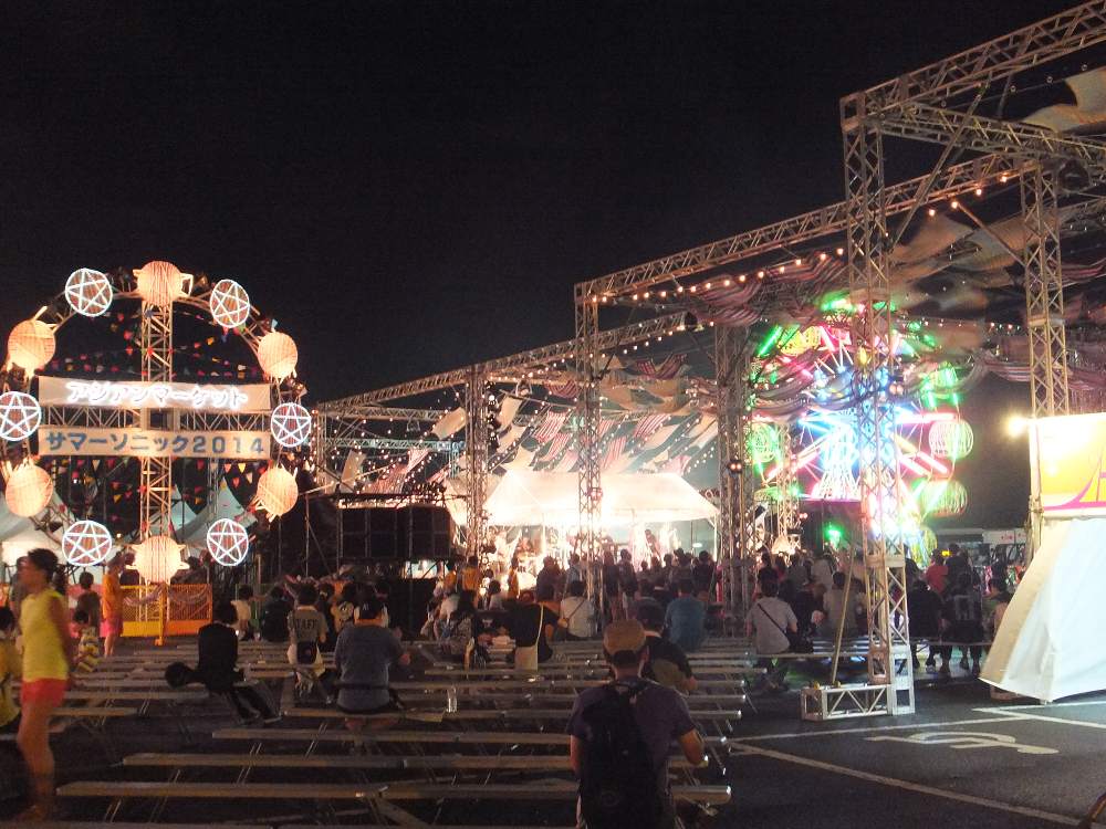 横からはベンチで見ることができる。