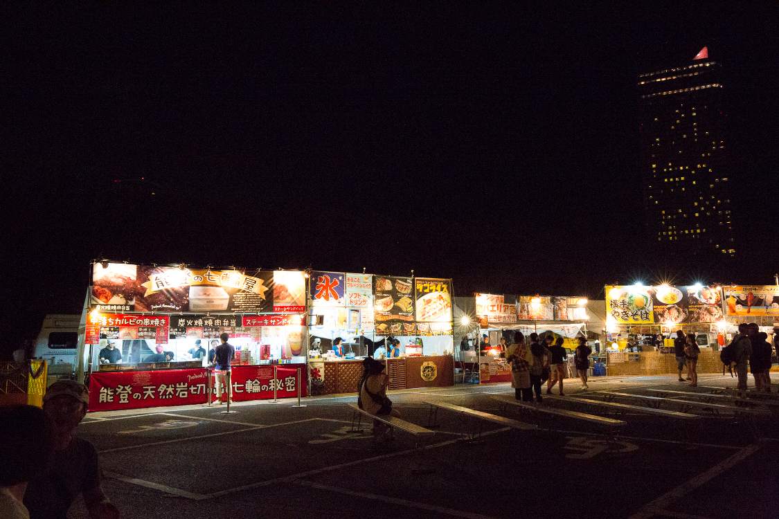 アイランドステージの並びにある飲食店。