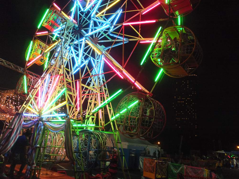 かごが小さいので乗れるのは2人。