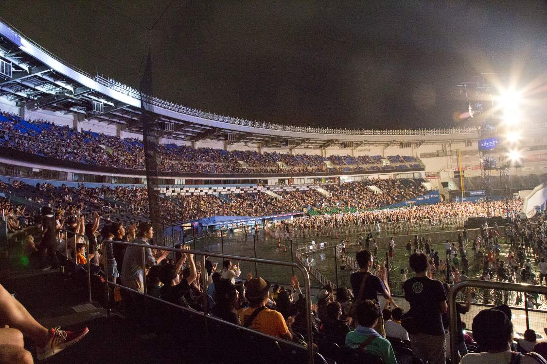 アリーナ後方とスタンド席。