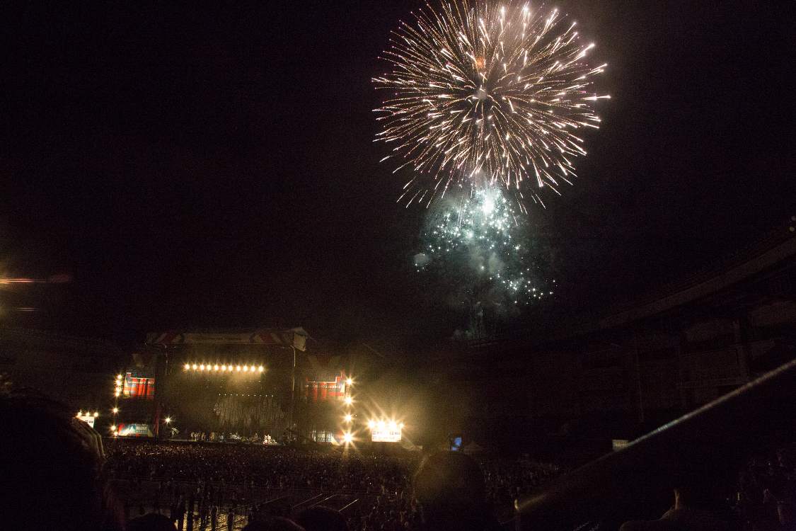 アークティック・モンキーズ終演後の花火。