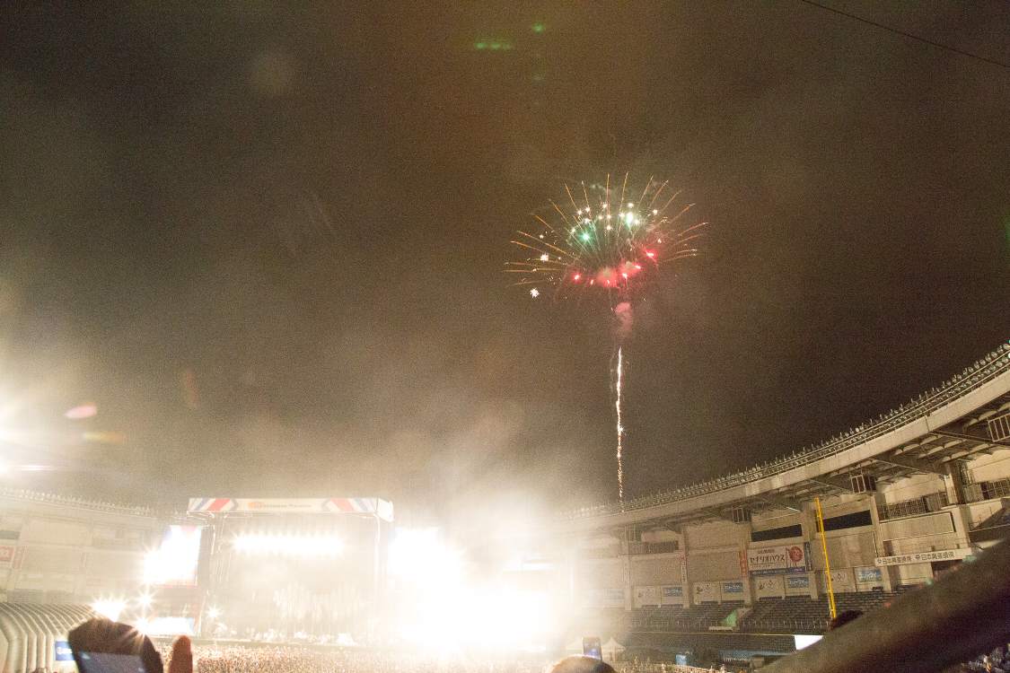 花火が顔のマークになっている。