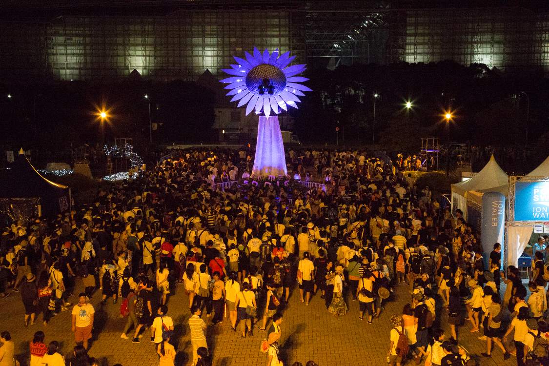 終演後マリンステージを出る人。