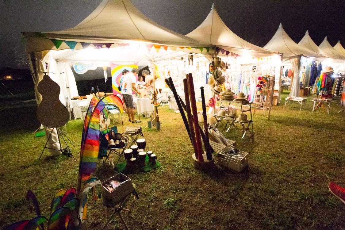 シーサイドヴィレッジの物販店。民族楽器店。