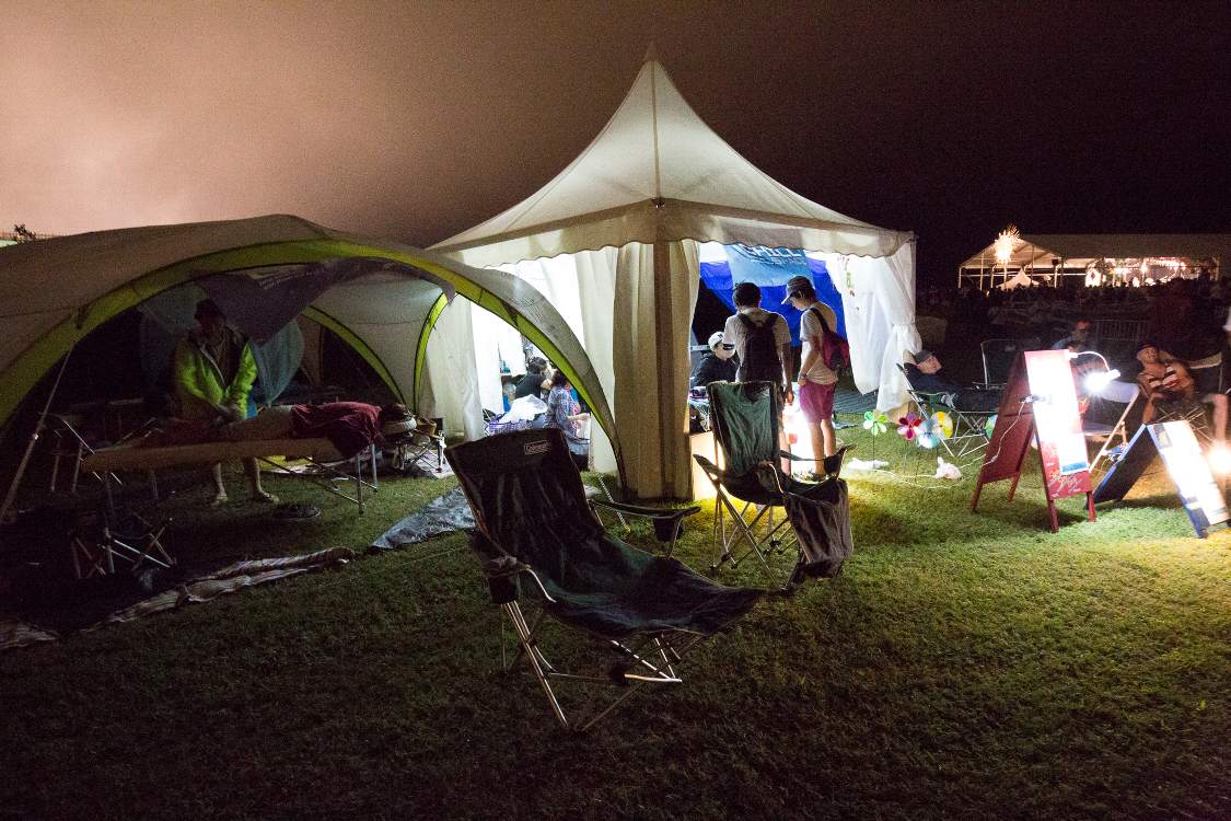 ステージ近くのマッサージ店。