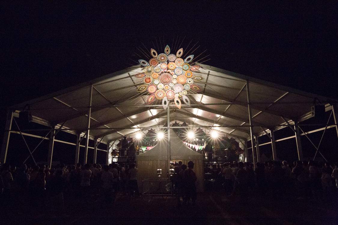 後方からはステージがほとんど見えない。