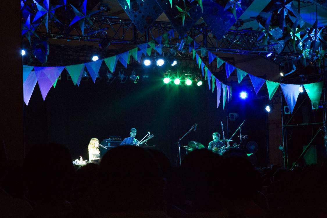 土曜の午後9時30分ごろ。矢野顕子公演中。