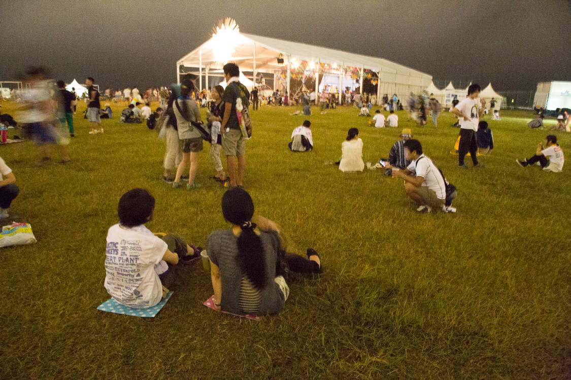 公演終了後、午後9時50分ごろ。