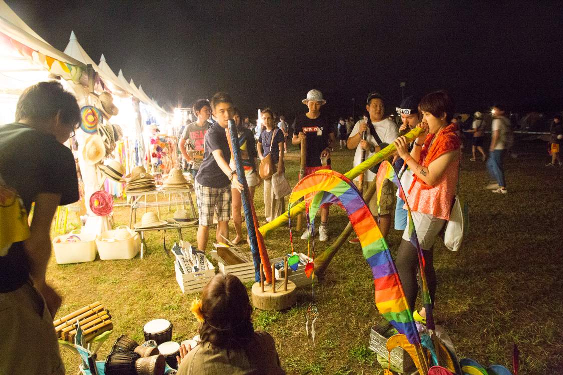 ディジュリドゥは店頭に置かれるほどメジャーになった。