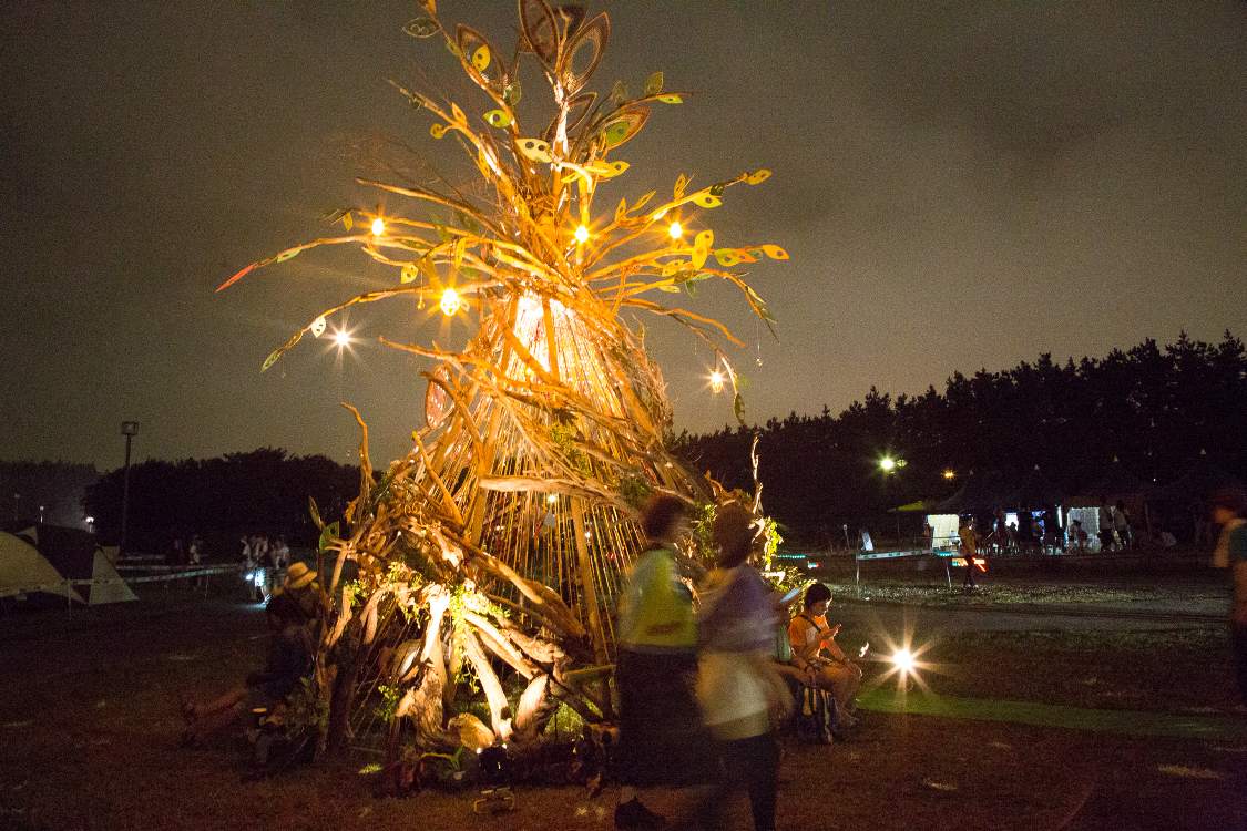 退場口の導線に入る手前の造形物。                                                    
