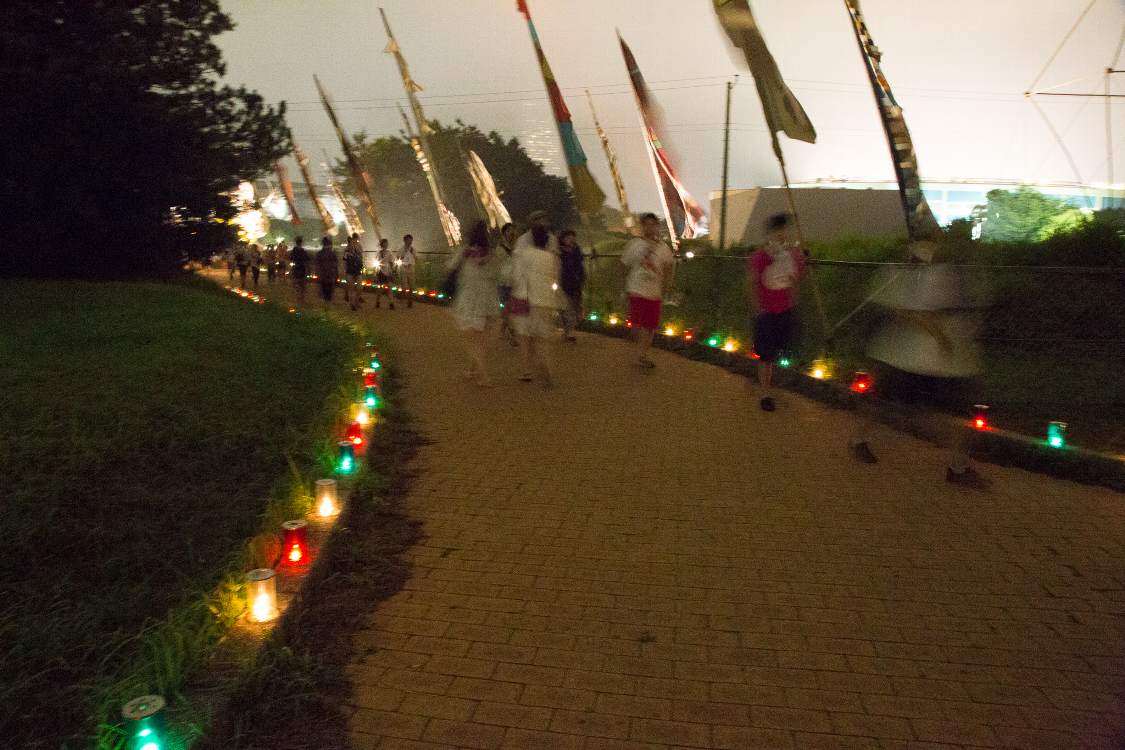 実際はもっと暗いので、カメヤマローソクが導線の標示を果たす。