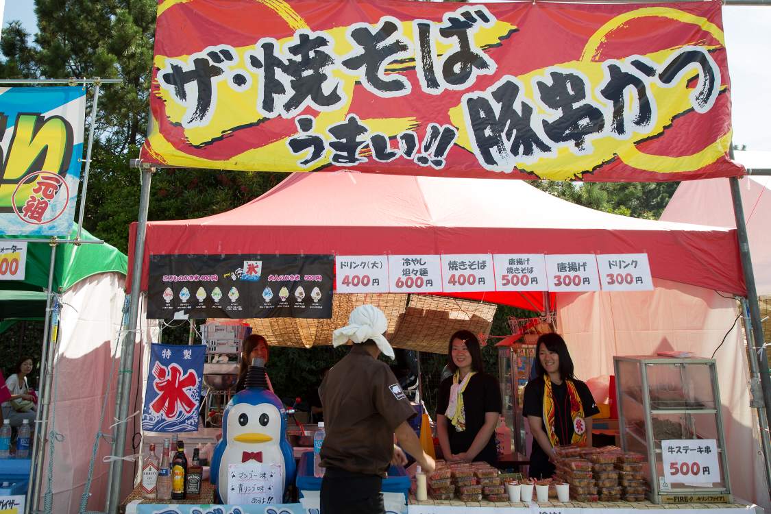 焼きそばと串カツの店。