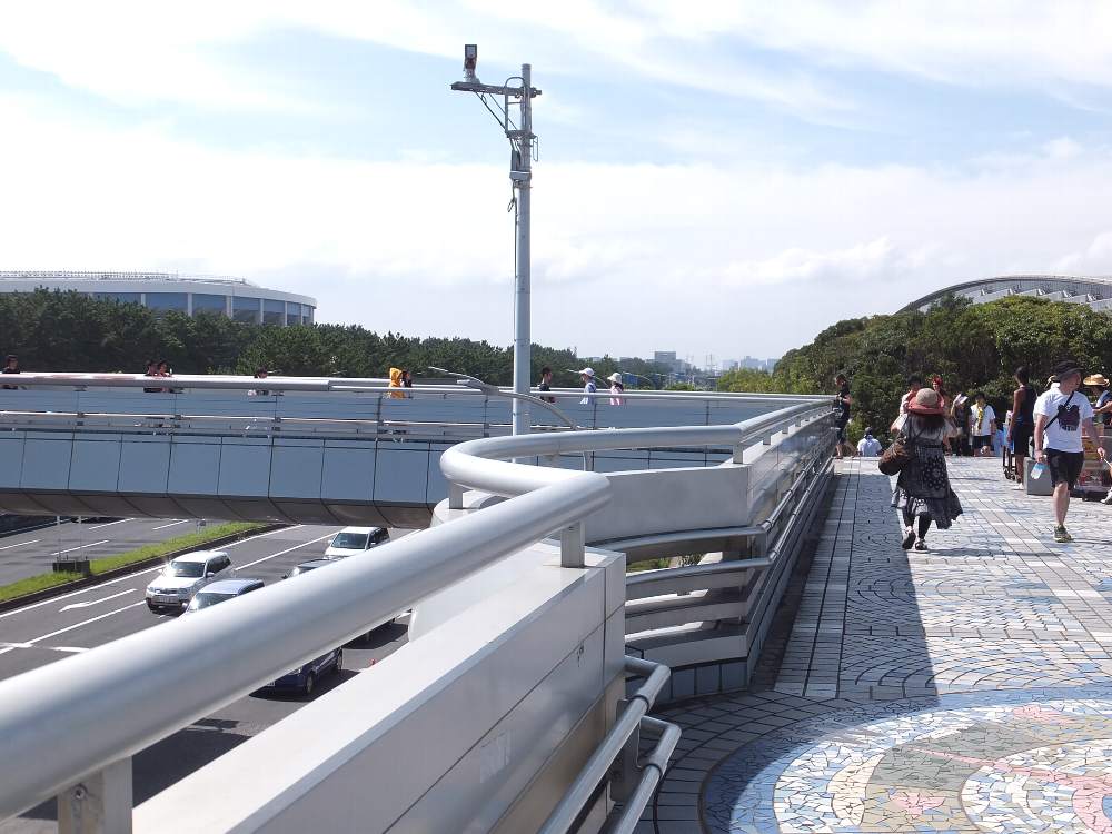 幕張メッセからマリンステージへの歩道橋。