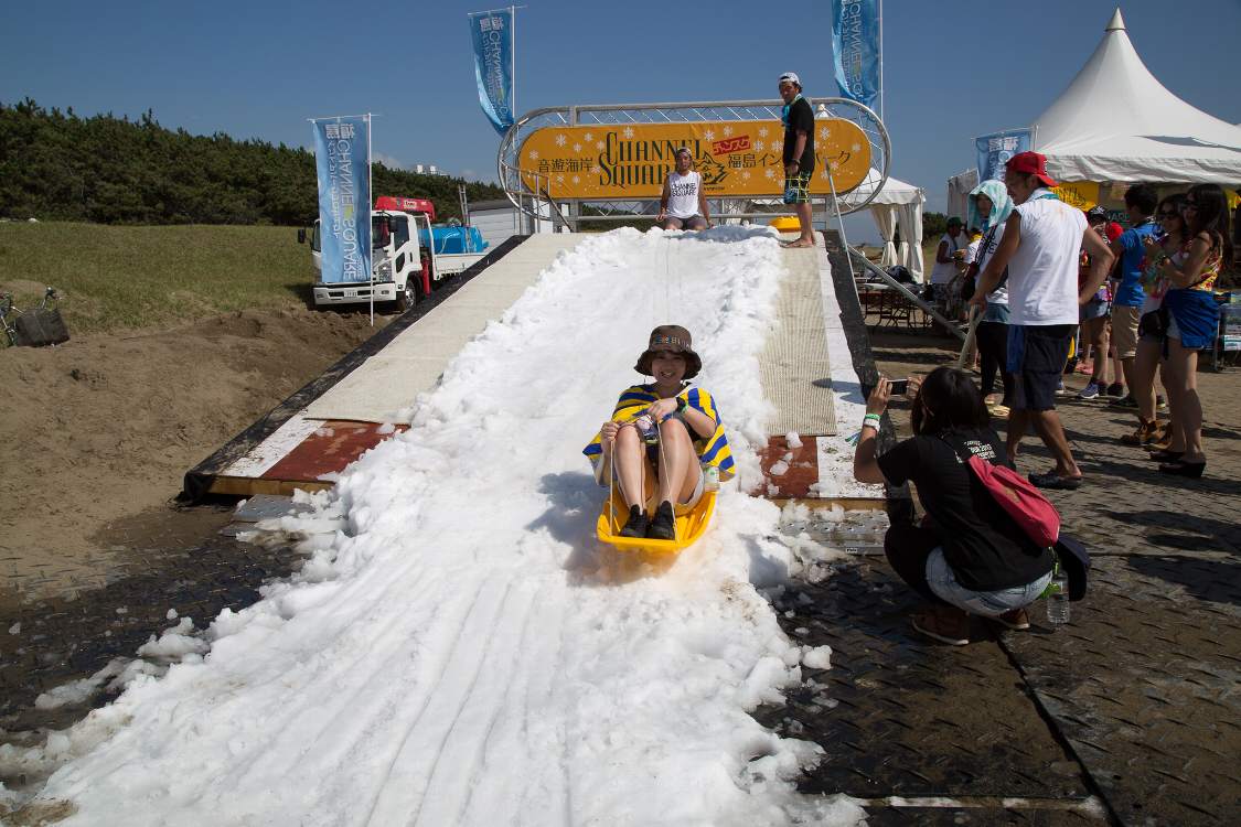 雪は人工のようだ。